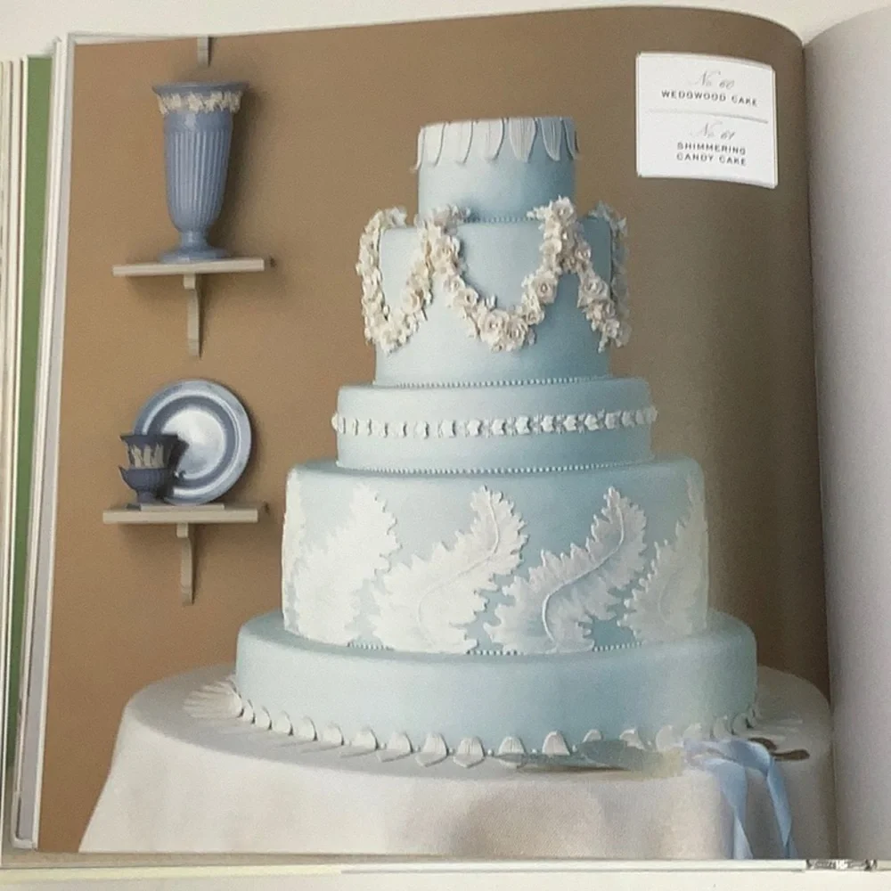 Martha Stewart Wedding Cakes Cookbook – Ivory and Black Cover
